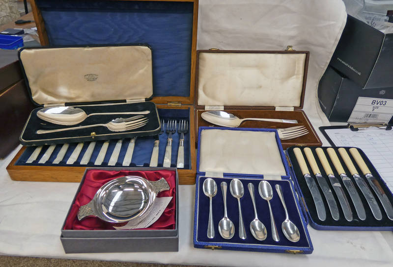 OAK CASED MOTHER OF PEARL HANDLED DESSERT KNIVES & FORKS, CASED SILVER PLATED TEASPOONS,