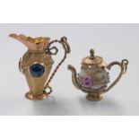 9CT GOLD EWER PENDANT SET WITH RED CABOCHON STONES - 6 G & 9CT GOLD MOUNTED TEAPOT PENDANT