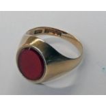 9CT GOLD CORNELIAN SET SIGNET RING - 4.