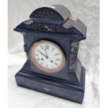 19TH CENTURY GREEN MARBLE & BLACK SLATE MANTLE CLOCK WITH WHITE ENAMEL DIAL - 34CM TALL