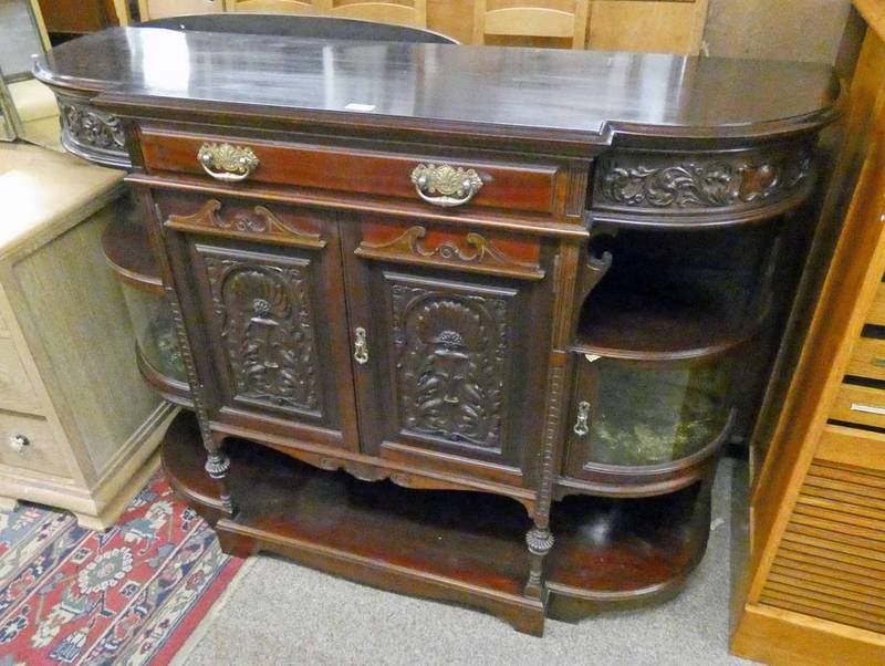 EARLY 20TH CENTURY MAHOGANY SIDE CABINET WITH SINGLE DRAWER OVER 2 CARVED PANEL DOORS WITH SHELVED