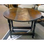 20TH CENTURY OAK DROP LEAF SIDE TABLE WITH TURNED SUPPORTS 47CM TALL