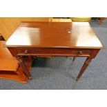 19TH CENTURY MAHOGANY TABLE WITH SINGLE DRAWER ON TURNED SUPPORTS LENGTH 83CM