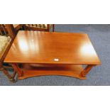 MAHOGANY COFFEE TABLE ON TURNED SUPPORTS LENGTH 94CM