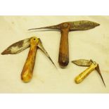 2 LATE 19TH/EARLY 20TH CENTURY CHETTIAH PALM LEAF SCRIBE KNIVES, ALL WITH FOLDING BLADE AND SPIKE,