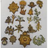 20 CAP BADGES, ETC TO INCLUDE ROYAL ARTILLERY, 9TH LANCERS, WORCESTERSHIRE, MACHINE GUN CORPS,