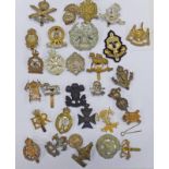 20 CAP BADGES, ETC TO INCLUDE LIVERPOOL SCOTTISH CAMERON, MACHINE GUN, THE QUEENS,