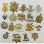 20 CAP BADGES TO INCLUDE THE ROYAL HIGHLAND BLACK WATCH, ROYAL DRAGOONS, ROYAL HOSPITAL CHELSEA,