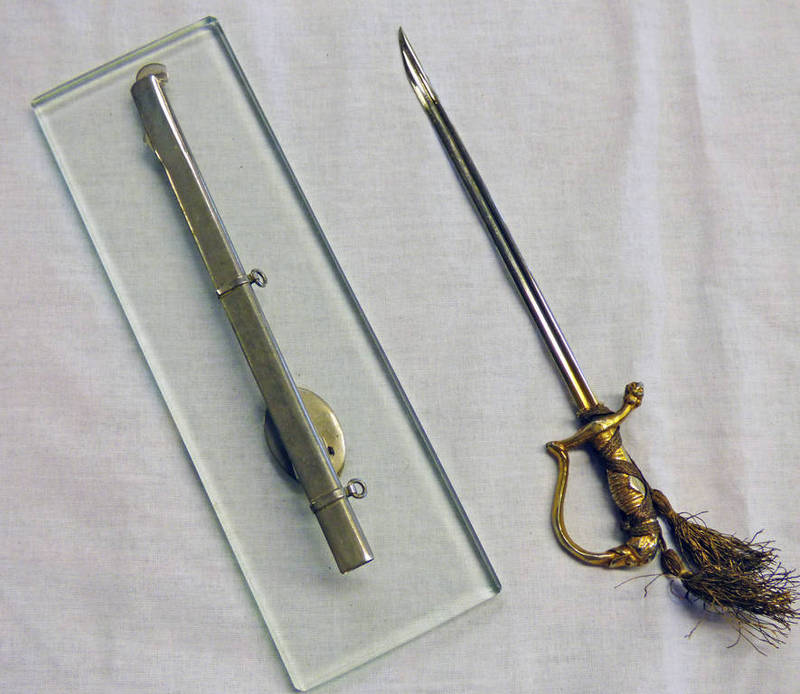 AN IMPERIAL GERMAN MINIATURE SWORD WITH 14CM LONG BLADE,