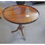 MAHOGANY OVAL WINE TABLE ON SPREADING SUPPORTS 56CM TALL