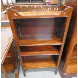 EARLY 20TH CENTURY MAHOGANY OPEN BOOKCASE WITH GALLERIED TOP 98CM TALL