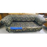 VICTORIAN CHESTERFIELD SETTEE ON TURNED SUPPORTS,