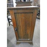 EARLY 20TH CENTURY OAK BEDSIDE CABINET WITH PANEL DOOR 87CM TALL