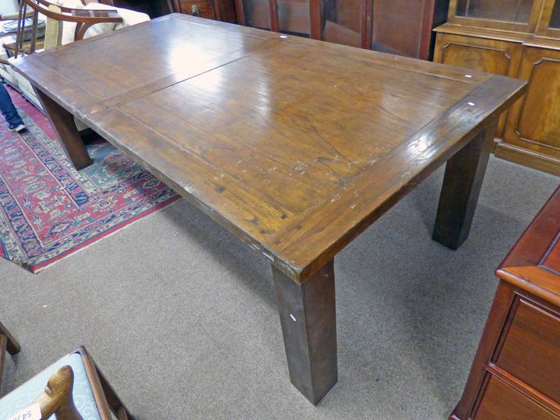 LARGE 21ST CENTURY OAK KITCHEN TABLE 250 CM LONG Condition Report: The legs on this