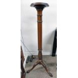 EARLY 20TH CENTURY MAHOGANY TORCHERE WITH REEDED COLUMN & 4 SPREADING SUPPORTS