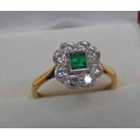 18CT GOLD EMERALD & DIAMOND CLUSTER RING.