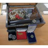 ROSEWOOD JEWELLERY BOX & CONTENTS TO INCLUDE NECKLACES, CHAINS, BRACELETS, EARRINGS,