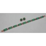 ORIENTAL GREEN HARDSTONE BRACELET, THE CLASP MARKED 14K 585 & A PAIR OF MATCHING EARSTUDS,