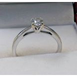 18CT GOLD DIAMOND SET RING. THE DIAMOND OF APPROXIMATELY 0.