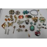 SELECTION OF VARIOUS DECORATIVE BROOCHES, BRACELET,