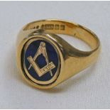 9CT GOLD & ENAMEL MASONIC SWIVEL RING - 7.4G Condition Report: Ring size: O.