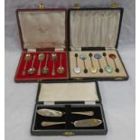 CASED PAIR OF SILVER BUTTER KNIVES, SHEFFIELD 1962, 6 CASED SILVER TEASPOONS, SHEFFIELD 1962,