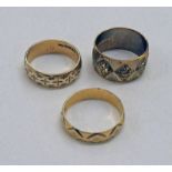 3 X 9CT GOLD WEDDING BANDS WITH INCISED DECORATION - 10G TOTAL