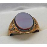 9CT GOLD CHALCEDONY SIGNET RING - 2.1G Condition Report: Ring size: N.