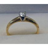 18CT GOLD DIAMOND SOLITAIRE RING. THE DIAMOND OF APPROXIMATELY 0.