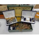 JEWELLERY BOX & CONTENTS OF DECORATIVE JEWELLERY TO INCLUDE EAR STUDS, NECKLACES,