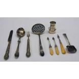 SELECTION OF SILVER & BONE HANDLED ITEMS TO INCLUDE STRAINER SPOON, KNIVES, FORK,