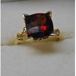 14CT GOLD GARNET SET RING, THE FACETED CIRCULAR CUT GARNET OF APPROX 4.