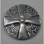 SCOTTISH SILVER CELTIC CROSS CIRCULAR BROOCH BY ALEXANDER RITCHIE IONA DATED 1919 - 4CM DIAMETER