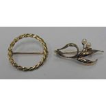 9CT GOLD CIRCULAR BROOCH & 9CT GOLD CULTURED PEARL SET BROOCH - 6.