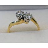 18CT GOLD 2 STONE DIAMOND SET RING, APPROX 0.