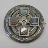 SCOTTISH SILVER MONTROSE AGATE CIRCULAR BROOCH - 4.