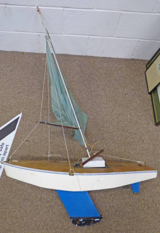 20TH CENTURY POND YACHT - 87 CM LONG