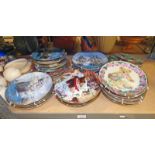 SELECTION OF VARIOUS DECORATIVE COLLECTORS PLATES ON 1 SHELF