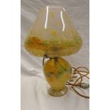 MONART MUSHROOM ART GLASS TABLE LAMP WITH MOTTLED GREEN & GOLD DECORATION HEIGHT 36CM