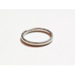 A platinum band ring, finger size M. Gross weight 3.5 grams.