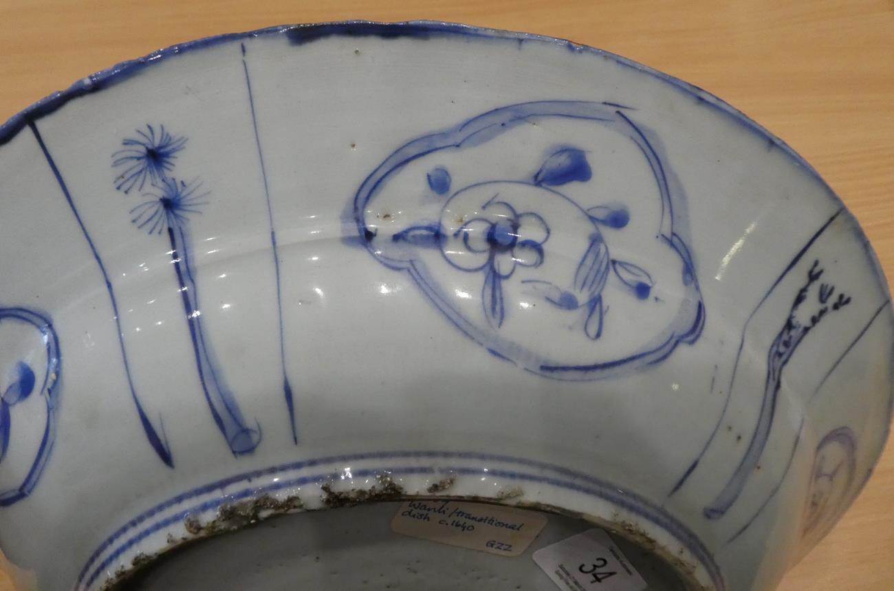 A Chinese Kraak Porcelain Charger, 17th century, painted in underglaze blue with figures in a garden - Image 8 of 9