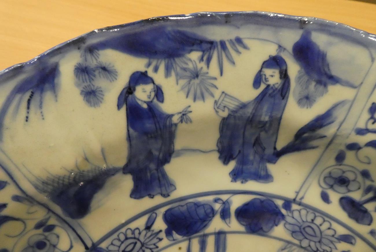 A Chinese Kraak Porcelain Charger, 17th century, painted in underglaze blue with figures in a garden - Image 6 of 9