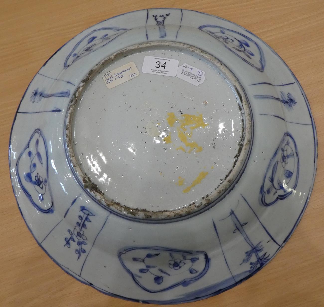 A Chinese Kraak Porcelain Charger, 17th century, painted in underglaze blue with figures in a garden - Image 7 of 9