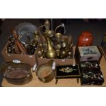 A quantity of mixed decorative brass wares to include: vases; ewers; candlesticks; trays;
