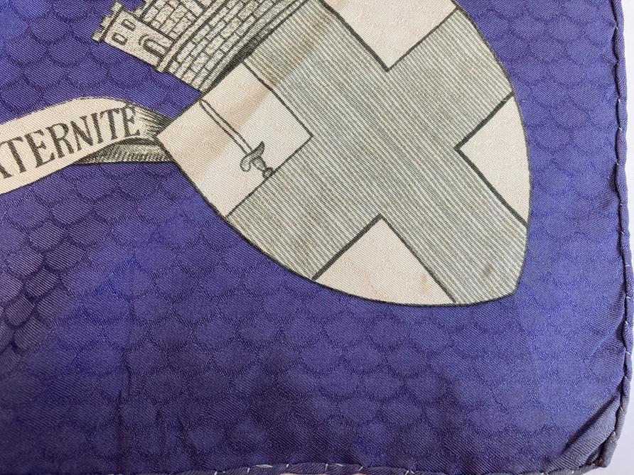 A Hermes Silk Scarf 'Liberté, Ègalité and Fraternite', on a lavender ground woven with a scalloped - Image 5 of 5