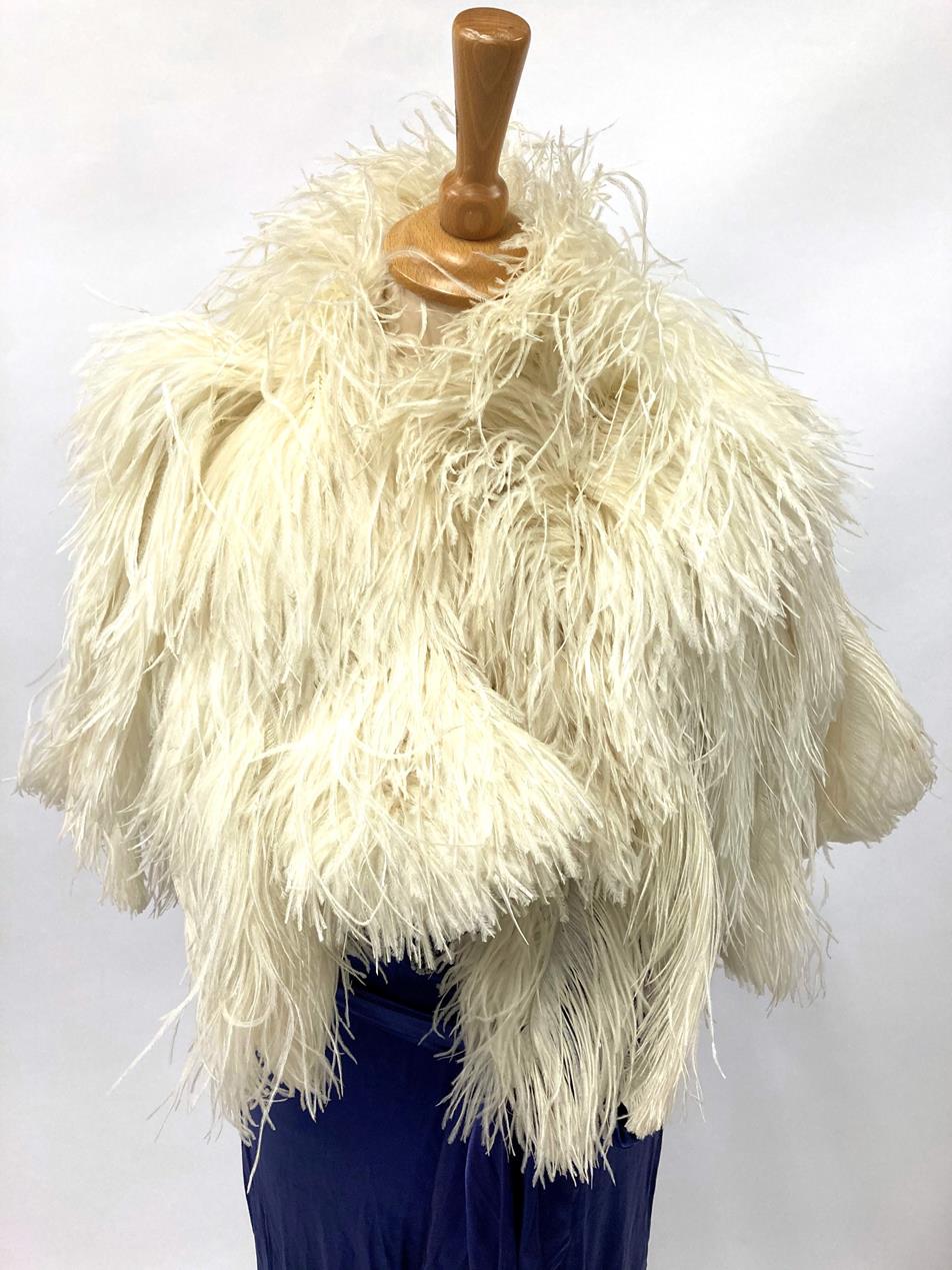 Circa 1920s White Ostrich Feather Shoulder Capelet, two feather head pieces in pink and black, two - Image 3 of 7