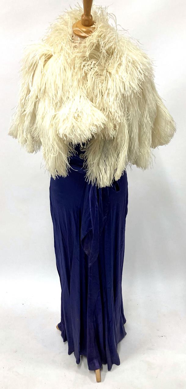 Circa 1920s White Ostrich Feather Shoulder Capelet, two feather head pieces in pink and black, two - Image 2 of 7