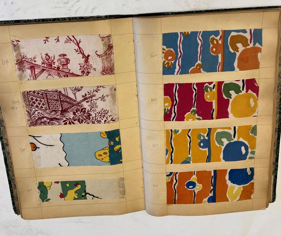 French Fabric Sample Book, circa 1920's Enclosing printed linens, glazed cotton, cotton in floral, - Image 25 of 105