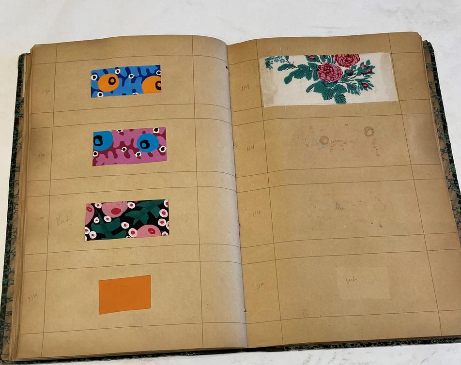 French Fabric Sample Book, circa 1920's Enclosing printed linens, glazed cotton, cotton in floral, - Image 22 of 105