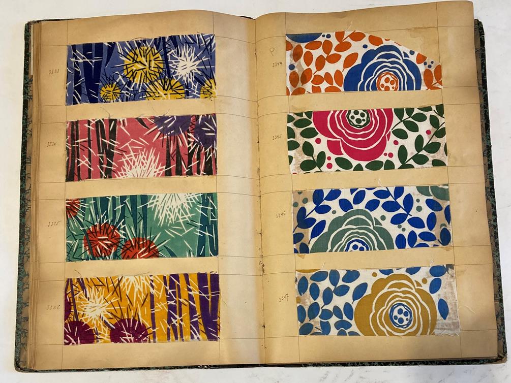 French Fabric Sample Book, circa 1920's Enclosing printed linens, glazed cotton, cotton in floral, - Image 12 of 105